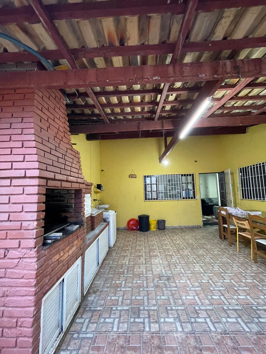 Área coberta com churrasqueira de tijolo
