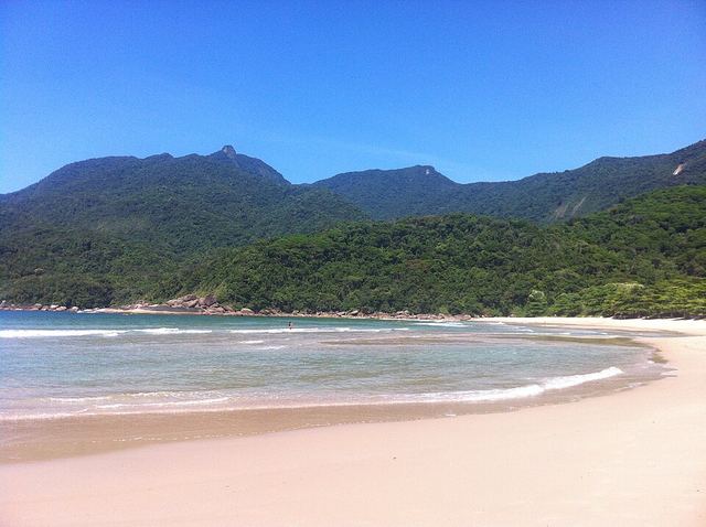 Praia de Martim de Sá, com morros cobertos de mata