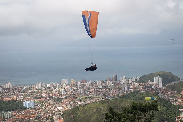 Parapente sobre a cidade, saindo do Morro Santo Antônio