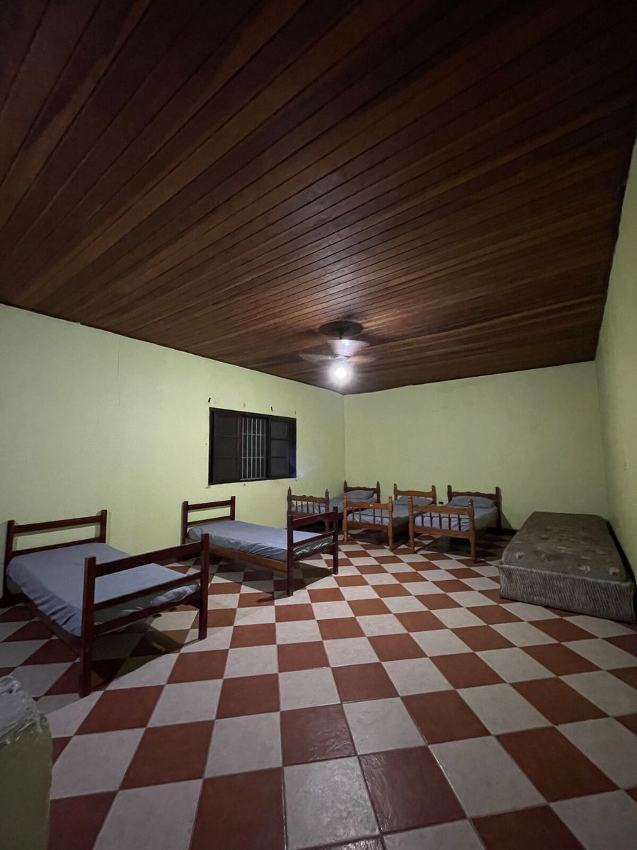 Quarto com várias camas de solteiro